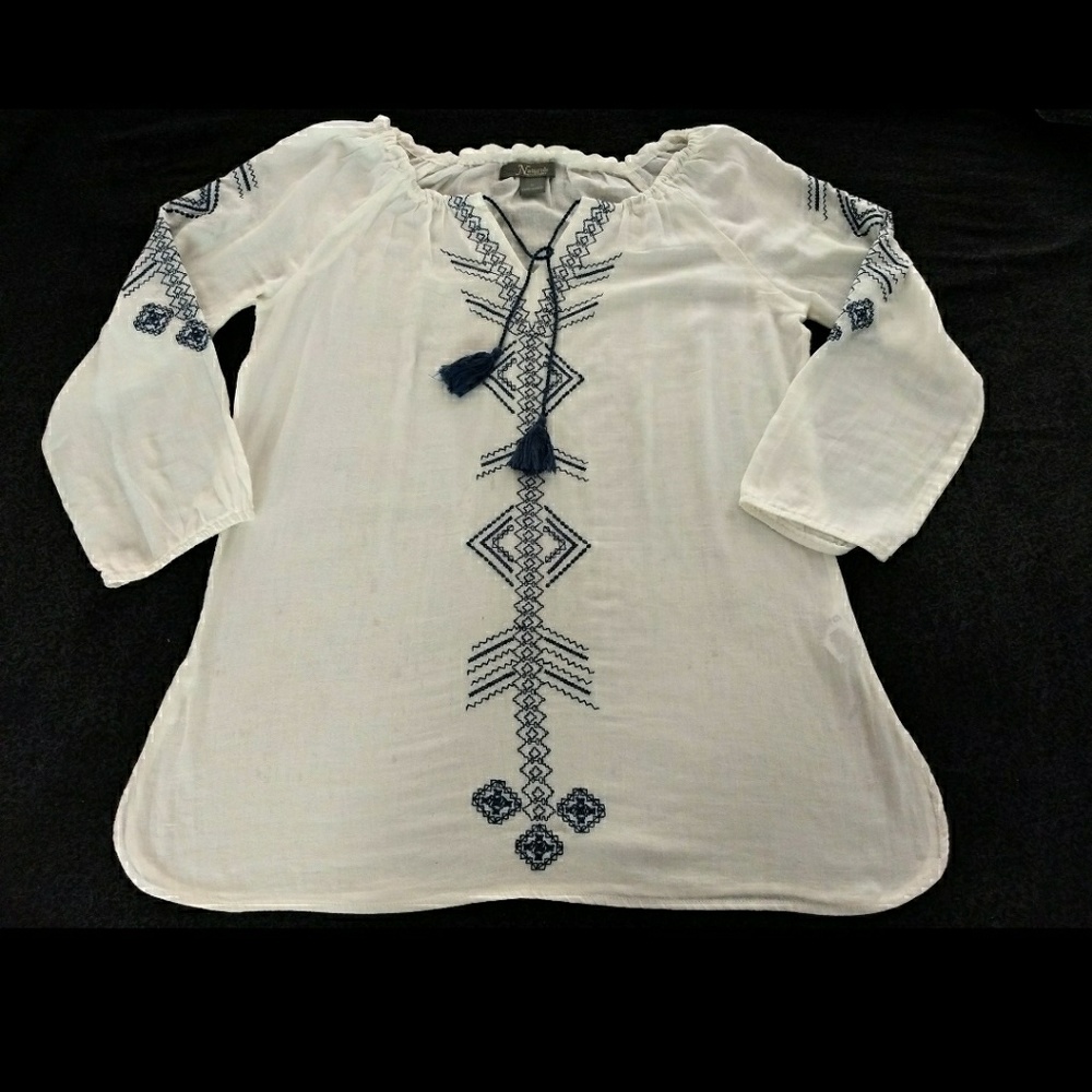 ☮️White blue Embroidery detailing top🌼